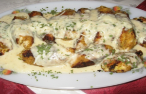 Překvapte své blízké skvělým a rychlým nedělním obědem! Tato kuřecí prsíčka se sýrovou omáčkou nemají konkurenci