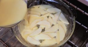 Jablka na pánvy polila vajíčkem, je k neuvěření jak moc dobrý a rychlý dezert si můžete snadno připravit, musíte ho vyzkoušet!