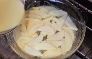 Jablka na pánvy polila vajíčkem, je k neuvěření jak moc dobrý a rychlý dezert si můžete snadno připravit, musíte ho vyzkoušet!