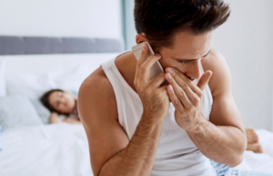 Nečekané překvapení pro opraváře . Ženatý muž si dal opravit mobil, opraváři tam nechal tajný vzkaz a úplatek