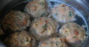 Český Hřebík Na Talíři: Tradiční Masové Jehněčí Plníte Z Ofinské Hovědí Roustoli, Podávané S Bramborovou Kaší a Rybím Norýmem