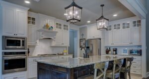 Domácí tradiční knedlíky s vepřovým masem a zelím