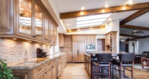 Domácí tradiční český guláš se šťouchanými bramborami