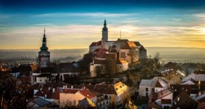 Klasická česká svíčková na smetaně se zakysanou šlehačkou a houskovým knedlíkem