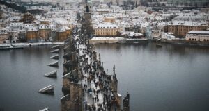 Bramborový knedlík se zelím a uzeným masem: tradiční chuť České kuchyně