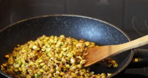 Tradiční český vepřový knedlík s kváskem a zelím