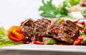 Sezónní inspirace: recepty na jarní zeleninové saláty