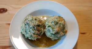 Bramborový guláš s knedlíky: Tradiční chuť České kuchyně