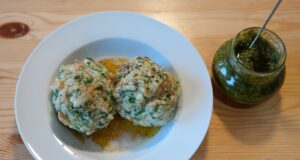 Bramborový knedlík s vepřovým masem a zelím