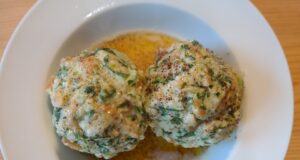 Tradiční české knedlíky se zelím a uzeným masem