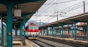 Domácí tradiční česká svíčková s karlovarskými knedlíky