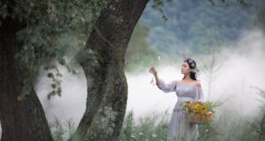 Nejnovější trendy v líčení a úpravě vlasů pro tento sezón